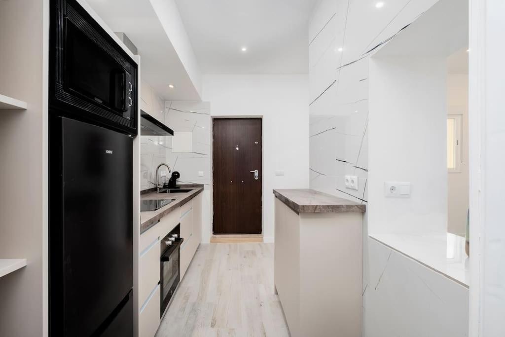 Newly Refurbished Modern 2-Bed Apartment In Heart Of Torremolinos Exterior foto