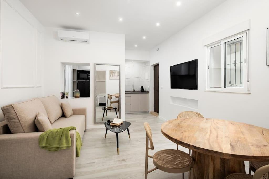 Newly Refurbished Modern 2-Bed Apartment In Heart Of Torremolinos Exterior foto
